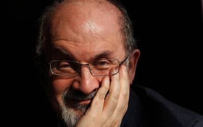 ΗΠΑ: Διάσημοι συγγραφείς εκφράζουν την αλληλεγγύη τους στον Σαλμάν Ρούσντι
