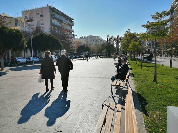 Καφέ στο παγκάκι