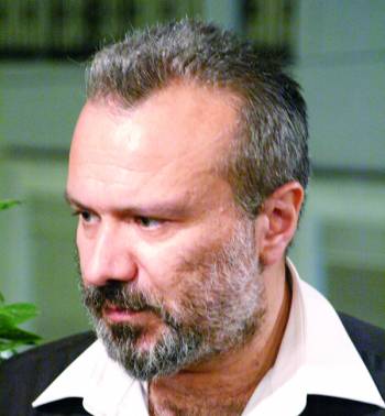 Ο ποιητής Δημήτρης Κοσμόπουλος στην "Ε": "Το φως των Ελλήνων το διέσωζαν πάντα οι αληθινοί ποιητές"