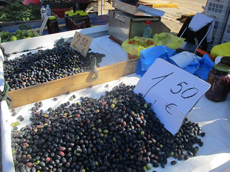Χαμηλές τιμές στις ελιές Καλαμών στη λαϊκή