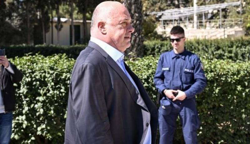 Απαράδεκτος χαρακτηρισμός Μπέου: Είπε "άντε κουρέψου" στον καρκινοπαθή Δημήτρη Κανελλή