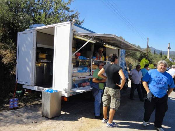 Σουβλάκια στο μνημόσυνο