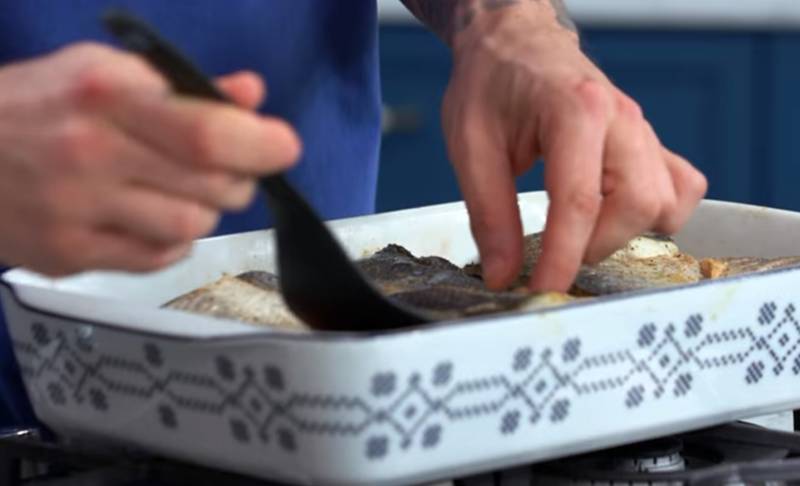 Λαβράκι πλακί από τον Ακη Πετρετζίκη