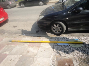 Ξαπλωμένη η πινακίδα