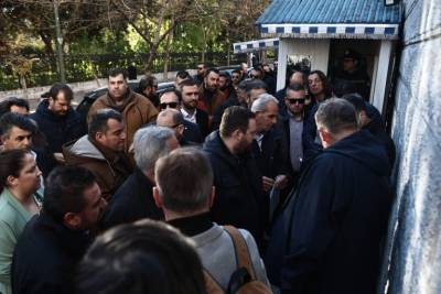 Στο Μέγαρο Μαξίμου οι αγρότες για τη συνάντηση με τον Πρωθυπουργό (βίντεο)