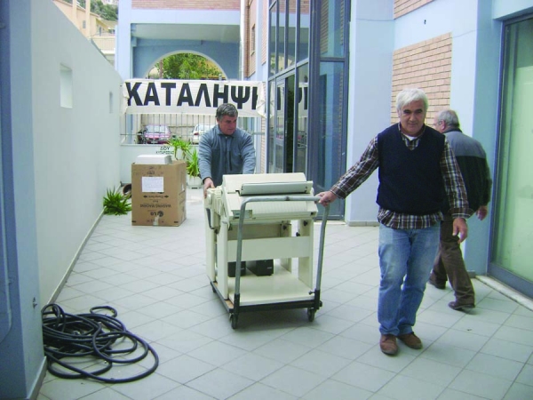 Σταμάτησε χθες η κατάληψη: Ξεκίνησε η μεταφορά της ΔΟΥ Κυπαρισσίας