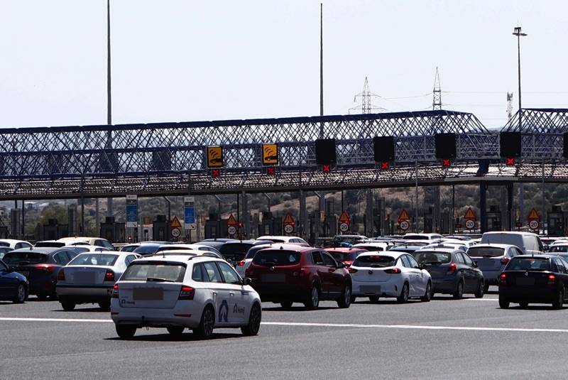 Ταλαιπωρία εκατοντάδων Μεσσήνιων στον αυτοκινητόδρομο: Πολύωρη αναμονή μετά την πυρκαγιά στο βυτιοφόρο (βίντεο)