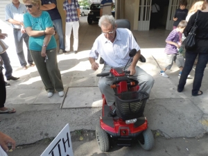 Διαμαρτυρήθηκαν στο ΙΚΑ άτομα με αναπηρία