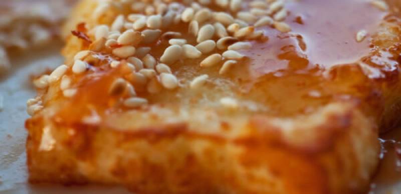 Φέτα τηγανητή με μέλι