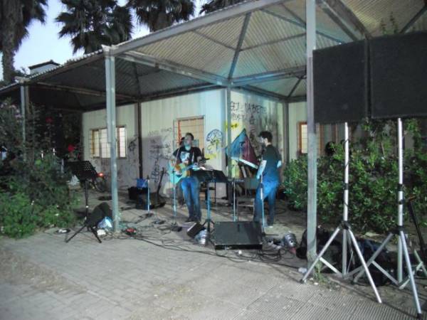 Εξω από την ΕΡΑ Καλαμάτας η συναυλία συμπαράστασης