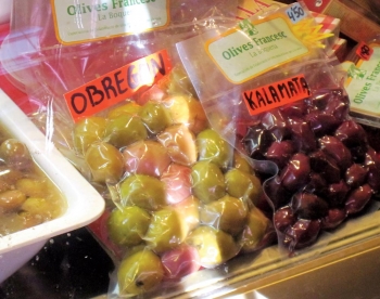 Ελιές "Καλαμάτα" στην τοπική αγορά της Βαρκελώνης