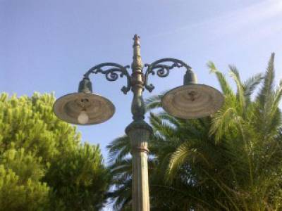 Καμένες λάμπες στη Φοινικούντα