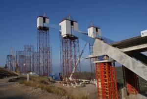 Προχωράει η κατασκευή της τοξωτής γέφυρας στον αυτοκινητόδρομο Παραδείσια - Τσακώνα