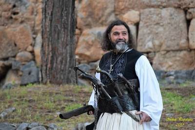 Ο συλλέκτης Σπύρος Κατσίρας στην "Ε": “Η συλλογή δεν είναι μόνο τα αντικείμενα, είναι και οι άνθρωποι”