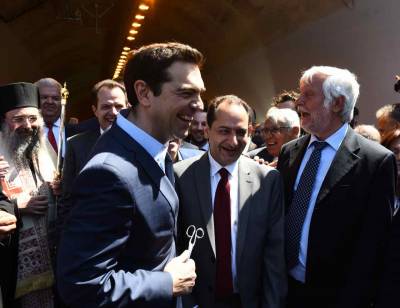 Συνεχείς κωλοτούμπες στο στίβο της εξουσίας