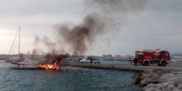 Πυρκαγιά σε ιστιοφόρο στη μαρίνα Μονεμβασιάς