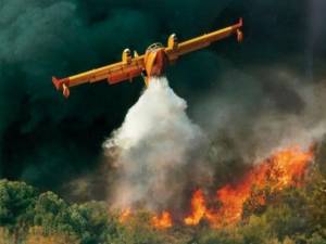 Μάχη με τις φλόγες στο Ξυλόκαστρο - Εκκενώθηκε κατασκήνωση