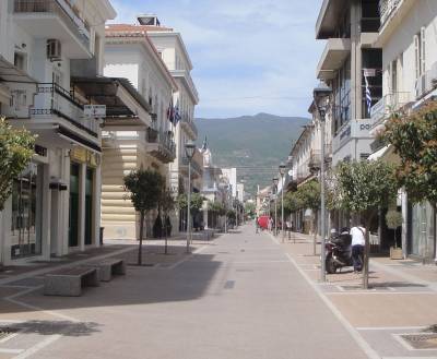 Ανοιχτές καφετέριες και κλειστά εμπορικά