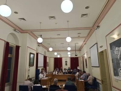 Δημοτικό Συμβούλιο Καλαμάτας: Αναφορές για... παντελόνια και αμειβόμενες θέσεις - Η επίσκεψη Γεωργιάδη άναψε "φωτιές"