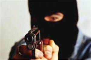 Τρεις άγνωστοι λήστεψαν 43χρονο στο σπίτι του στα Εξαμίλια