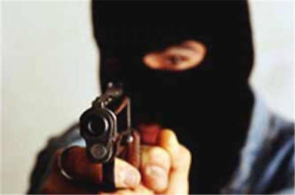 Τρεις άγνωστοι λήστεψαν 43χρονο στο σπίτι του στα Εξαμίλια