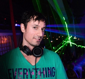 Ο Καλαματιανός dj Nick Dee στο "Boutique" - ένα από τα μεγαλύτερα κλαμπ της Σεούλ