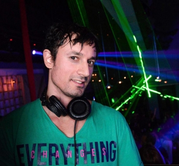 Ο Καλαματιανός dj Nick Dee στο "Boutique" - ένα από τα μεγαλύτερα κλαμπ της Σεούλ