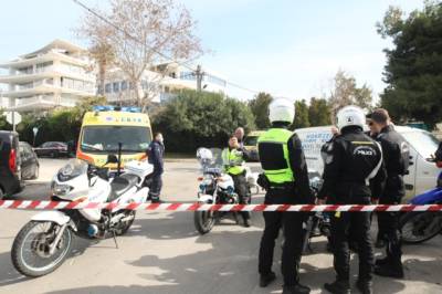 Γλυφάδα: Ενας νεκρός και δύο τραυματίες από την επίθεση με πυροβολισμούς σε ναυτιλιακή (βίντεο)