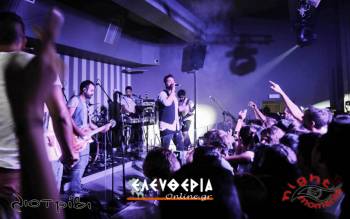 Πολύς κόσμος στο Club Λιοτρίβι στην Κυπαρισσία για τις &quot;Μέλισσες&quot; (φωτογραφίες)