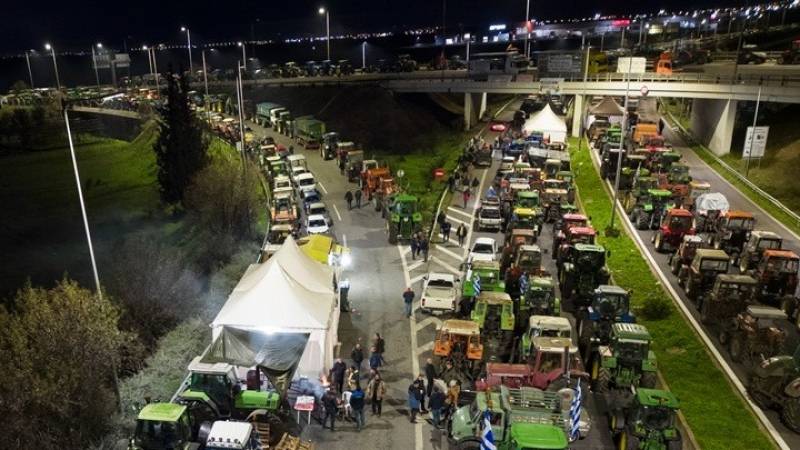 Παραμένουν οι αγρότες στο μπλόκο της Νίκαιας – Κλειστή η εθνική οδός Αθηνών - Θεσσαλονίκης