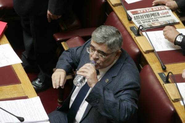 Όργιο προσλήψεων στη Βουλή από την Χρυσή Αυγή