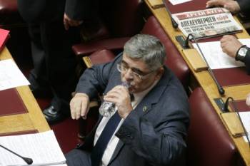 Όργιο προσλήψεων στη Βουλή από την Χρυσή Αυγή