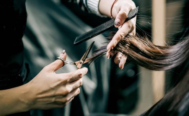 Στασιμότητα στην υλοποίηση του Κοινωνικού Κομμωτηρίου - H ακρίβεια συνεχίζει να «δοκιμάζει» τον κλάδο των κομμωτών