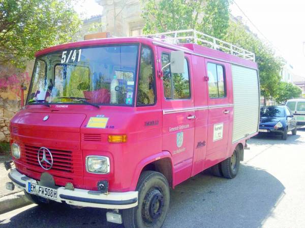 Πυροσβεστικό όχημα έγινε… τροχόσπιτο