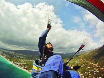 Ακροβατικοί ελιγμοί με αλεξίπτωτο πλαγιάς στην Καλαμάτα