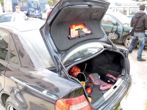 Στο πορτ μπαγκάζ δεμένη και φιμωμένη βρήκαν οι αστυνομικοί την απαχθείσα