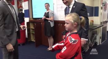 Ενας παίκτης του χόκεϊ κάνει το όνειρο μιας 10χρονης με σύνδρομο down πραγματικότητα