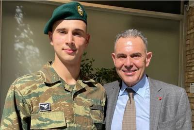 Πάνος Καμμένος: Φωτογραφίζεται δίπλα στον καταδρομέα γιο του - «Είμαι πολύ περήφανος»