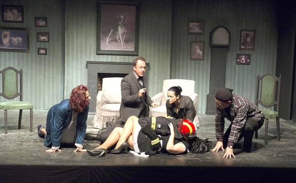 "Φαλακρή Τραγουδίστρια" στους Γαργαλιάνους