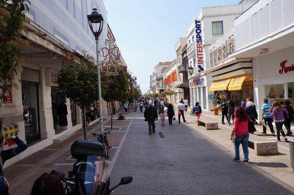 "Αναστήθηκε" η αγορά της Καλαμάτας τη Μεγάλη Εβδομάδα, λένε οι έμποροι (φωτογραφίες)