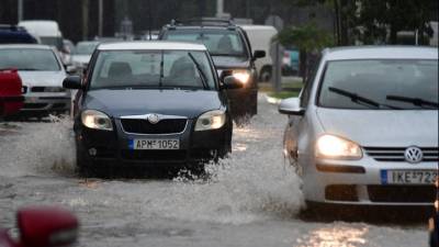 Επελαύνει η κακοκαιρία και στην Αττική - Προβλήματα σε Βόνιτσα, Αρκαδία, Πρέβεζα, Τρίπολη, Θεσσαλονίκη