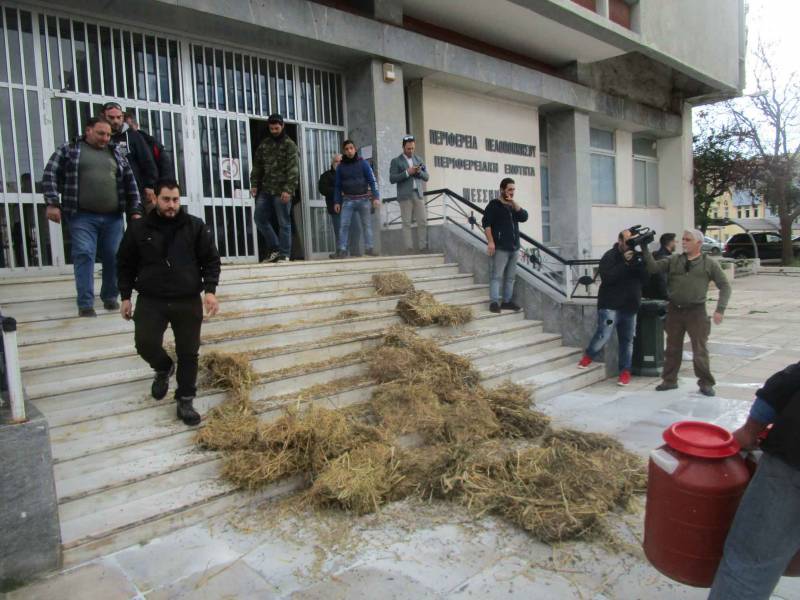 Καλαμάτα: Αγρότες άδειασαν γάλα και σανό στο Διοικητήριο (βίντεο)
