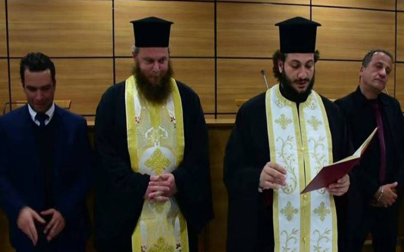 Πρωτοχρονιάτικη πίτα έκοψαν οι νεκροθάφτες της Πελοποννήσου (Βίντεο)