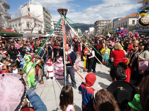 Γαϊτανάκι στην κεντρική πλατεία της Καλαμάτας (φωτό)
