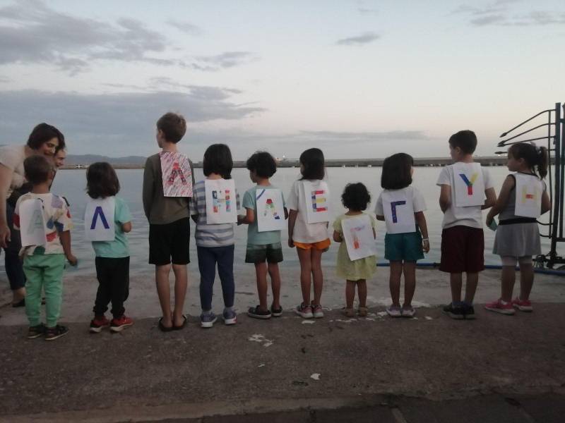 Ενωση Γονέων και Κηδεμόνων Καλαμάτας: Συμβολική δράση αλληλεγγύης με αφορμή το πολύνεκρο ναυάγιο (βίντεο-φωτογραφίες)