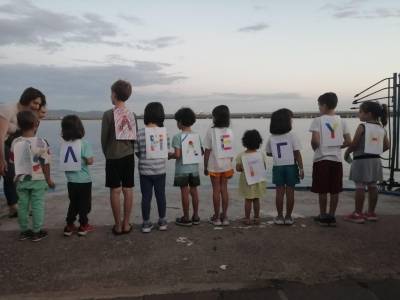 Ενωση Γονέων και Κηδεμόνων Καλαμάτας: Συμβολική δράση αλληλεγγύης με αφορμή το πολύνεκρο ναυάγιο (βίντεο-φωτογραφίες)