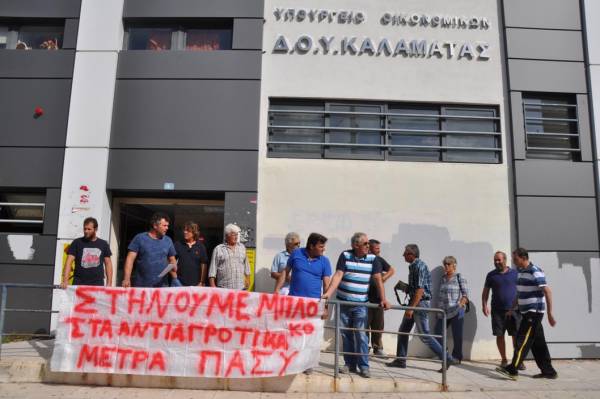 Διαμαρτυρία αγροτών της ΠΑΣΥ στη ΔΟΥ Καλαμάτας