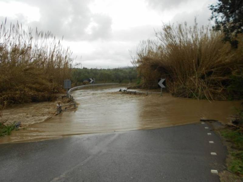 Καταστροφές δρόμων και πολλά προβλήματα από την κακοκαιρία (βίντεο)