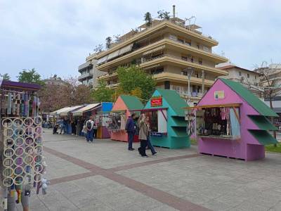 Μέτρια φέτος η κίνηση στα σπιτάκια στην κεντρική πλατεία της Καλαμάτας