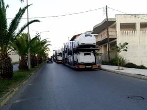 Νταλίκες με το νέο Passat στο δρόμο της Μεσσήνης (βίντεο)